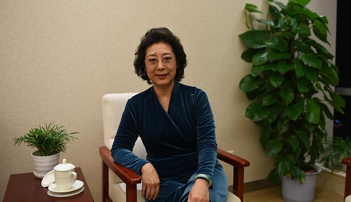 关牧村老艺术家气质不凡,奶奶年纪穿金丝绒长裙,端庄又不乏温情