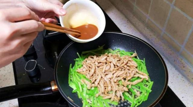 难怪大厨炒的青椒肉丝那么好吃,原来有窍门的,学会咱也露一手休闲区蓝鸢梦想 - Www.slyday.coM 难怪大厨炒的青椒肉丝那么好吃,原来有窍门的,学会咱也露一手休闲区蓝鸢梦想 - Www.slyday.coM