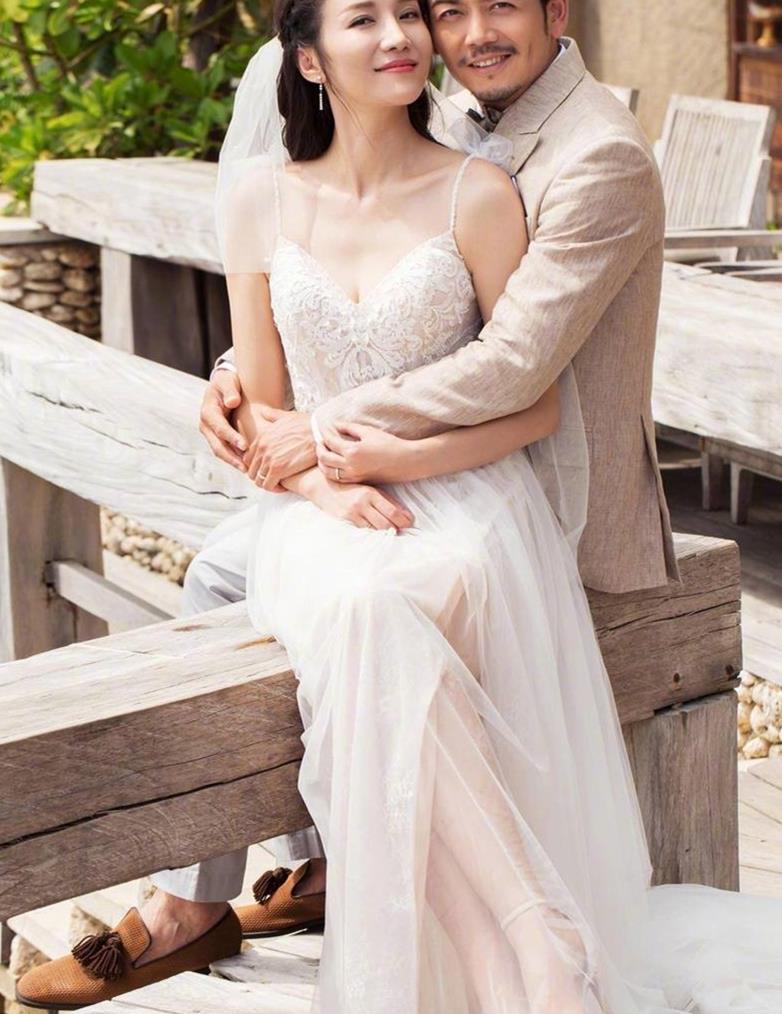 杨烁妻子王黎雯真时髦,穿宽松卫衣搭配牛仔裤,活力清新哪像34岁