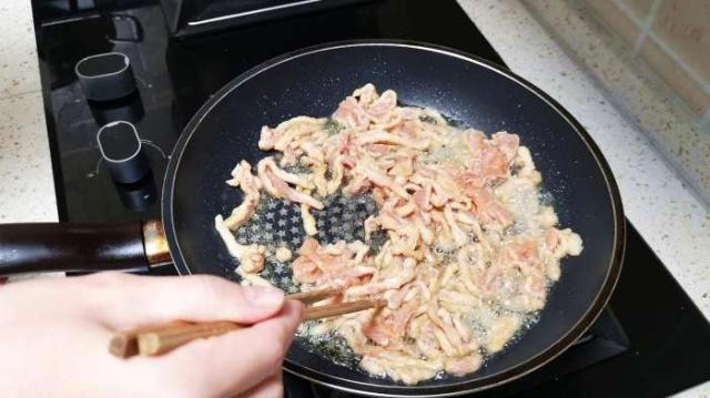 难怪大厨炒的青椒肉丝那么好吃,原来有窍门的,学会咱也露一手休闲区蓝鸢梦想 - Www.slyday.coM 难怪大厨炒的青椒肉丝那么好吃,原来有窍门的,学会咱也露一手休闲区蓝鸢梦想 - Www.slyday.coM