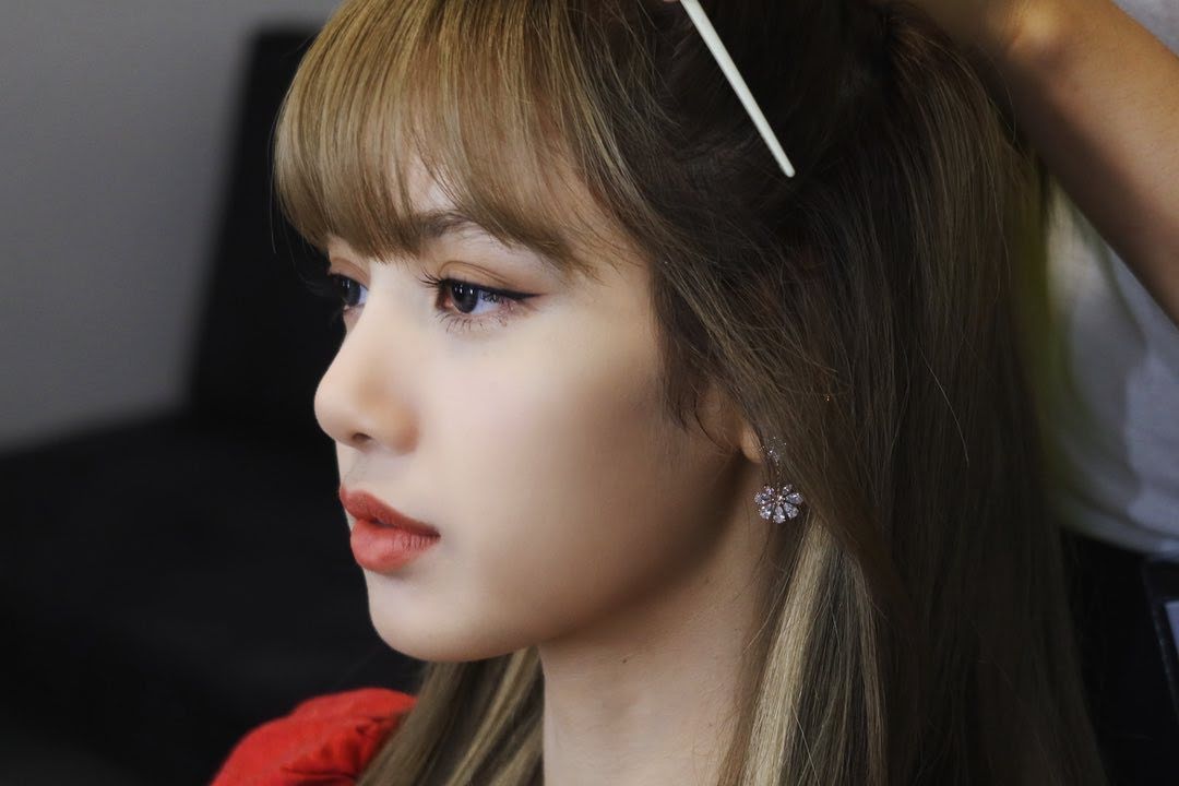 30多张BLACKPINK Lisa的侧脸图片 Lisa惊艳侧颜照有多美?