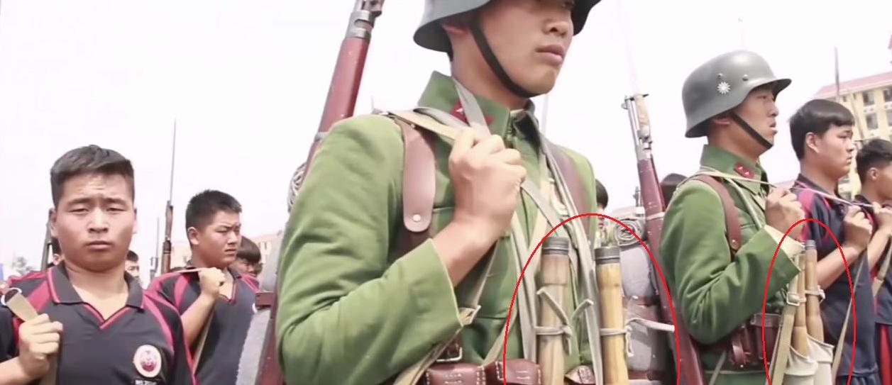 正确带弹方式,很多电视剧都演错了,唯有电影《八佰》演对了