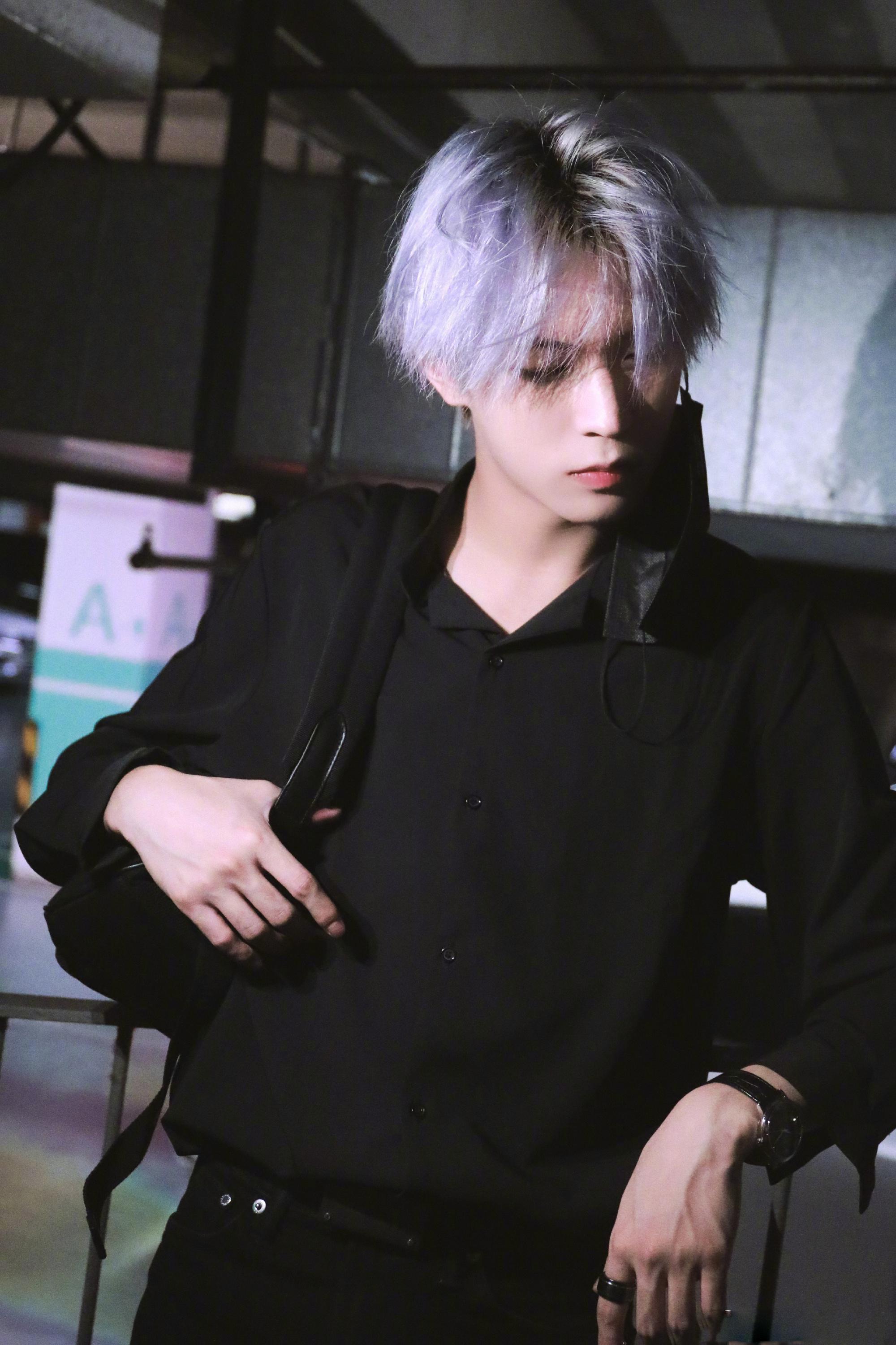 李希侃全身黑色look出镜,紫发浪漫吸睛,眼神伶俐飒气_高清图集_新浪网