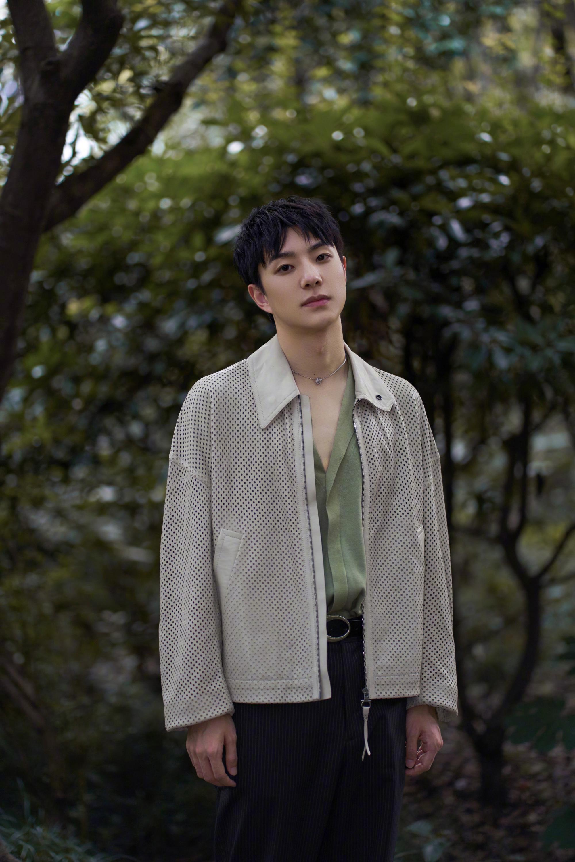 张欣尧身穿抹茶绿衬衫外搭波点外套,搭配黑色长裤,简约随性_高清图集
