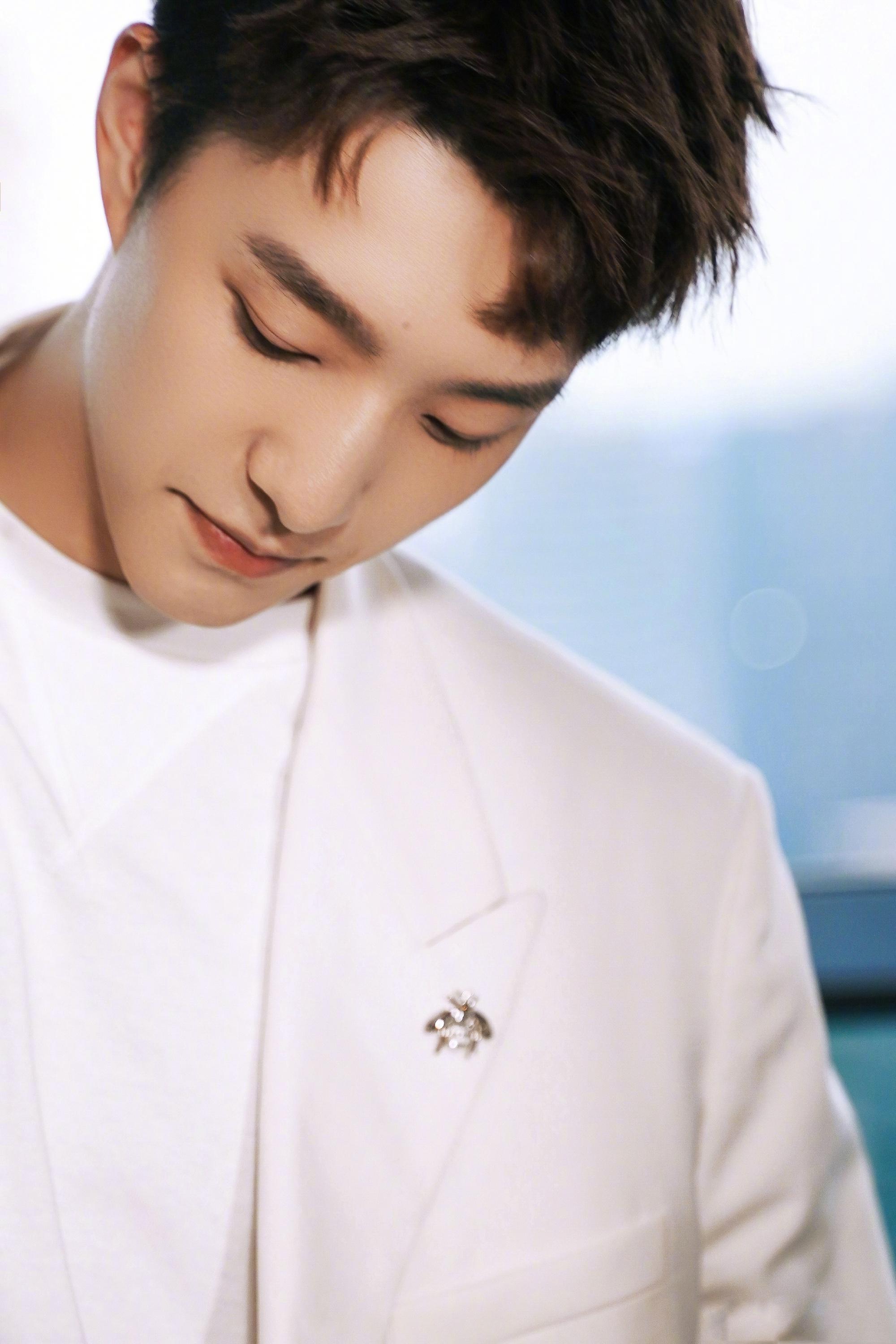 张欣尧身穿白色西装套装,棱角分明的俊逸五官,展示精致侧颜杀_高清