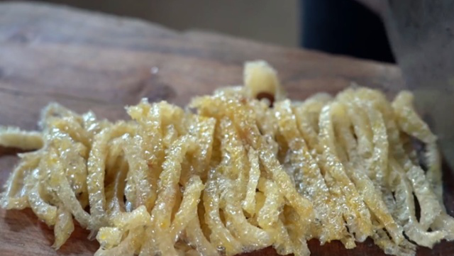 第二种吃法,【凉拌猪泡皮】猪皮浸泡回软以后,用热水清洗下,再切成