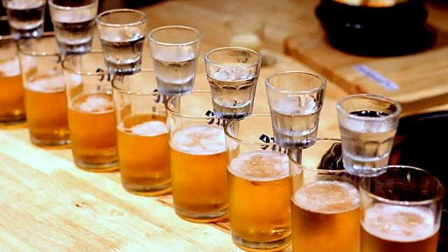 为啥啤酒、白酒不能掺着喝,对身体有什么影响?爱喝酒的人要看看休闲区蓝鸢梦想 - Www.slyday.coM 为啥啤酒、白酒不能掺着喝,对身体有什么影响?爱喝酒的人要看看休闲区蓝鸢梦想 - Www.slyday.coM