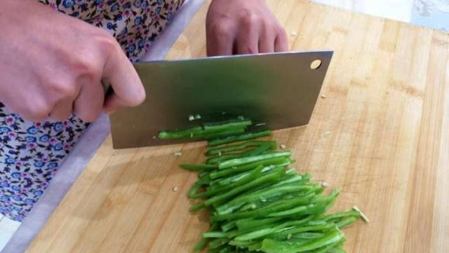 难怪大厨炒的青椒肉丝那么好吃,原来有窍门的,学会咱也露一手休闲区蓝鸢梦想 - Www.slyday.coM 难怪大厨炒的青椒肉丝那么好吃,原来有窍门的,学会咱也露一手休闲区蓝鸢梦想 - Www.slyday.coM