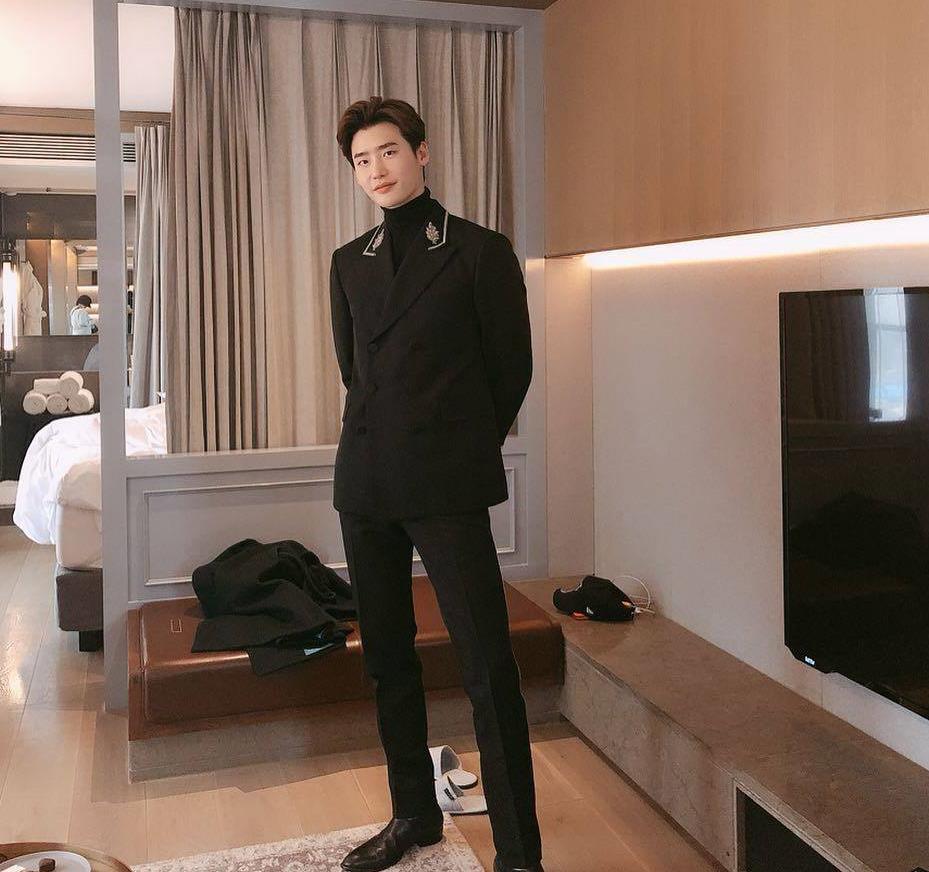 李钟硕退伍后风格大变消瘦身形搭配文艺长发气质忧郁分外迷人