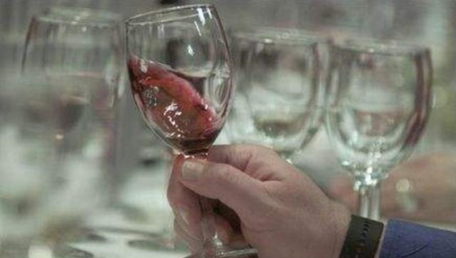 喝红酒时，你知道摇晃酒杯的真正含义吗？不懂别乱摇，会闹笑话的休闲区蓝鸢梦想 - Www.slyday.coM