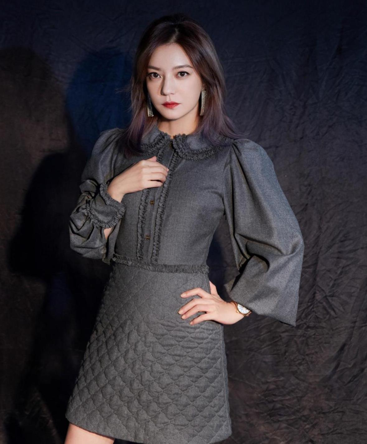 44岁赵薇女人味浓郁前卫穿搭难不倒她风格百变时髦如小姑娘