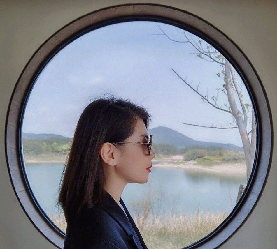 刘涛黑色西装优雅知性 站中式原窗前宛若画中人