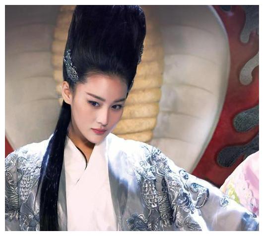 在《封神英雄榜》中她饰演了苏妲己和九尾狐胡仙儿的角色,既尝试了