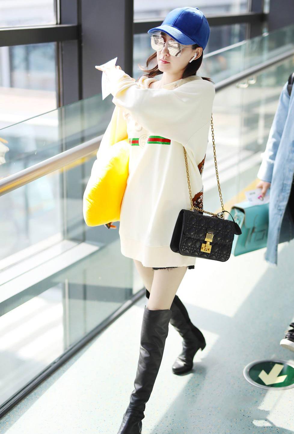 34岁王丽坤优雅有气质穿西装外套配过膝长靴长腿纤细好吸睛