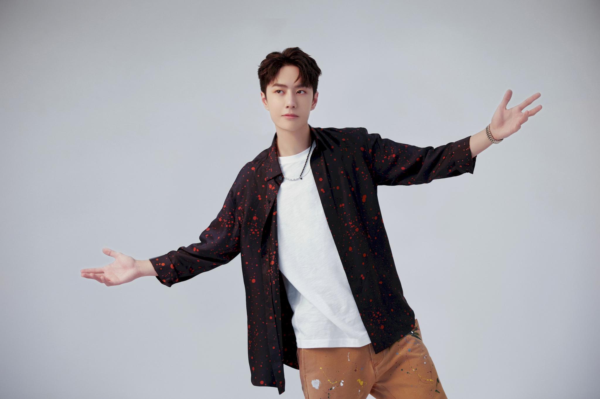 王一博,热爱摩托和街舞的少年_高清图集_新浪网