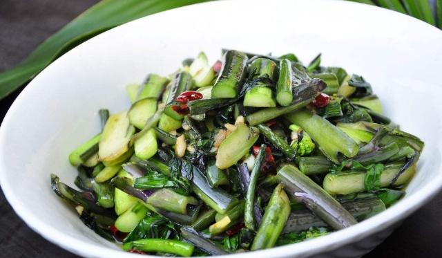 炒红菜苔时,只要加点"它"!不仅菜苔吃着更脆,而且还更加入味