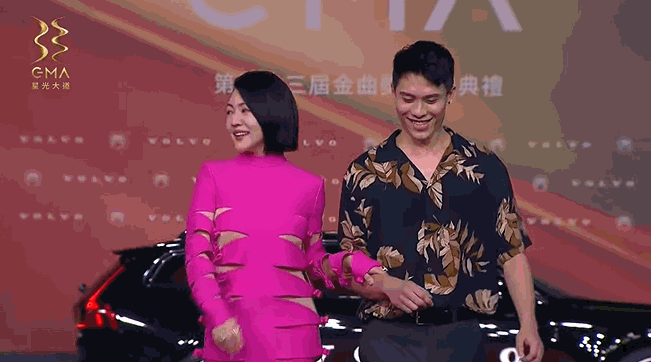 7月最土的三大红毯!鸡毛装、披床单、野猪造型,土得我笑出猪叫休闲区蓝鸢梦想 - Www.slyday.coM 7月最土的三大红毯!鸡毛装、披床单、野猪造型,土得我笑出猪叫休闲区蓝鸢梦想 - Www.slyday.coM