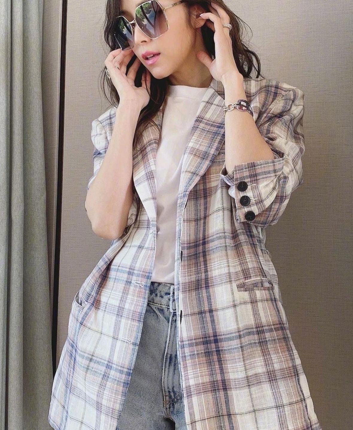 侯佩岑就很厉害了,42岁的她容颜不老,并且她的衣品很在线,把不同的