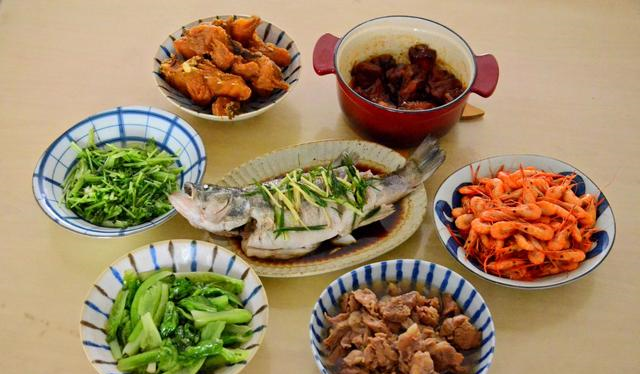 五荤二素,个个吃到肚子撑,网友:真丰盛|实惠|一家四口|午餐_新浪新闻