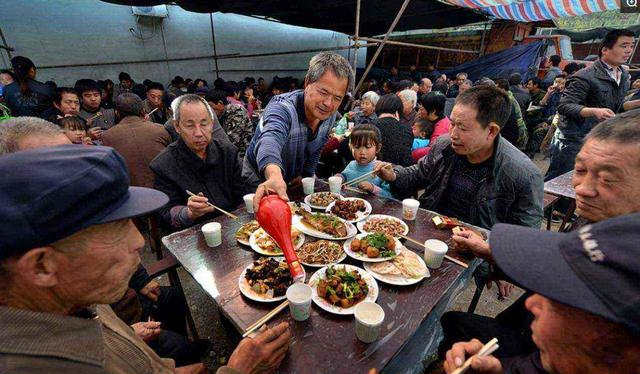 為什么說“父子不同桌，叔侄不對(duì)飲”？老祖宗的話，其實(shí)很有道理