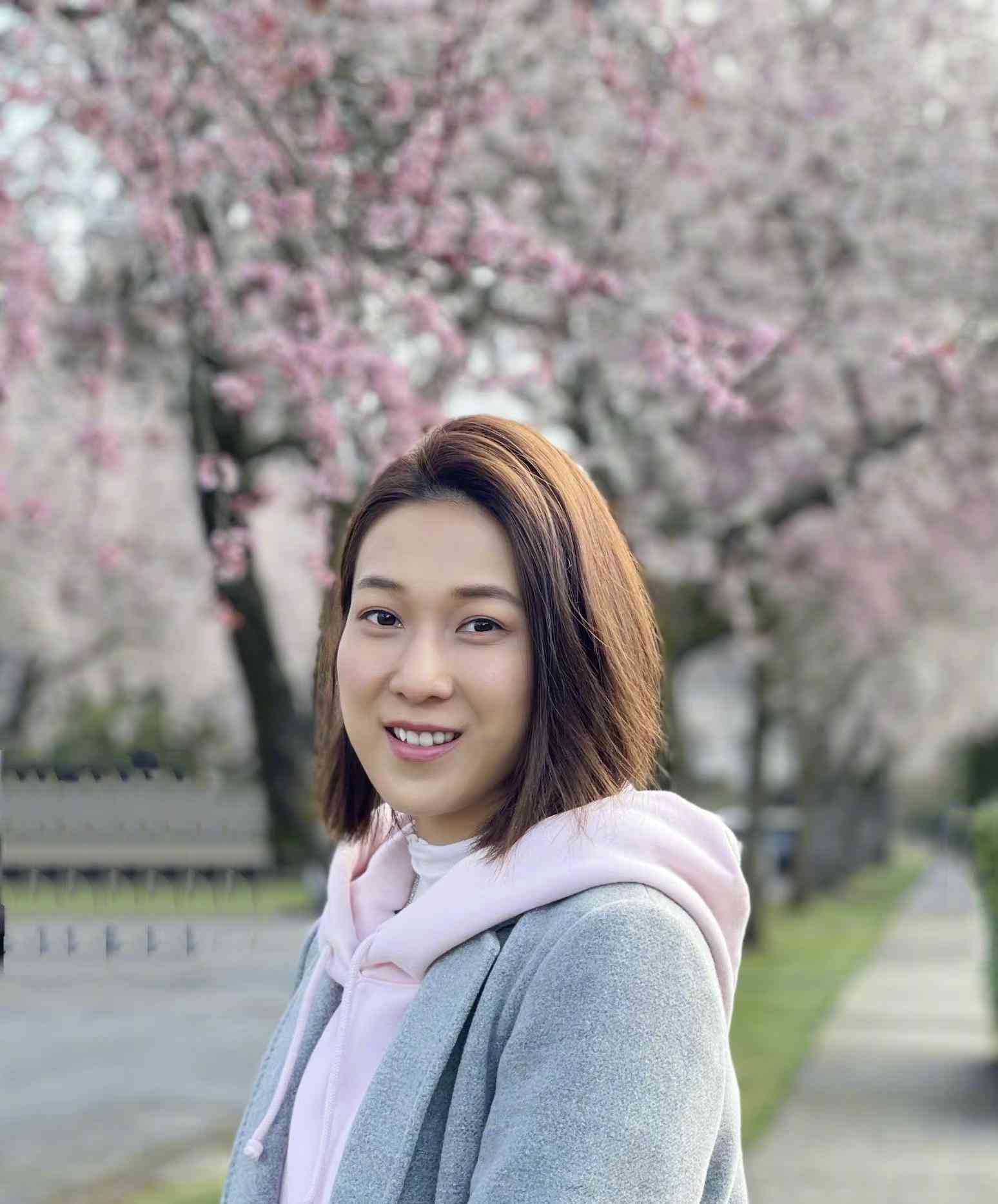 tvb花旦钟嘉欣久违露面粉色卫衣波波头似发福笑容温暖