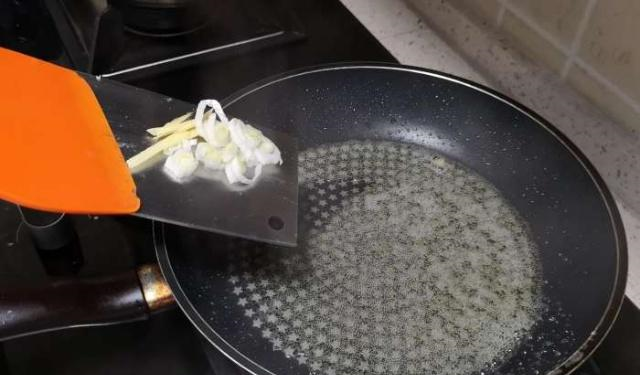 难怪大厨炒的青椒肉丝那么好吃,原来有窍门的,学会咱也露一手休闲区蓝鸢梦想 - Www.slyday.coM 难怪大厨炒的青椒肉丝那么好吃,原来有窍门的,学会咱也露一手休闲区蓝鸢梦想 - Www.slyday.coM