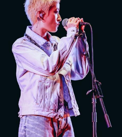 还记得唱《狮子座》的曾轶可吗?把短发变成寸头后,潮到不敢认!