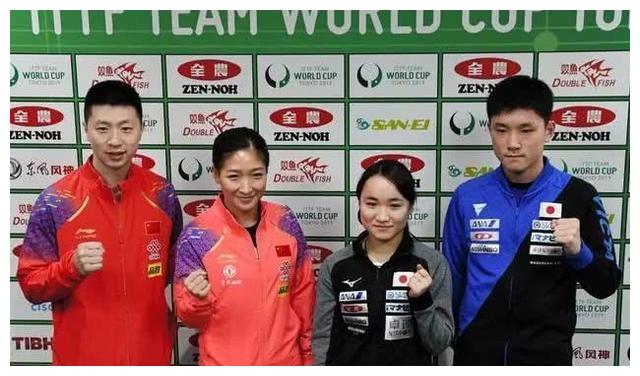 伊藤美诚与1米60刘诗雯合影暴露身高,因个子太矮颁奖时遭遇尴尬