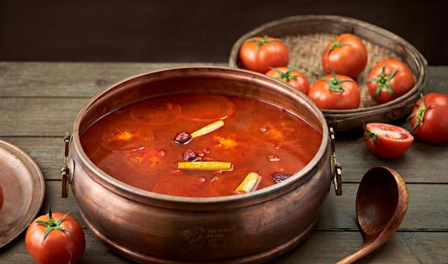 火锅汤底多种多样,菌菇,番茄,麻辣,哪一种是你的必点呢?