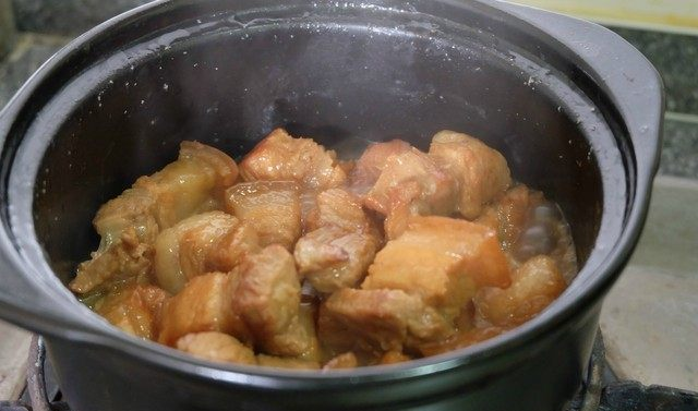 我用砂锅炖了一锅五花肉肉软香糯味道赞大家都说好吃极了