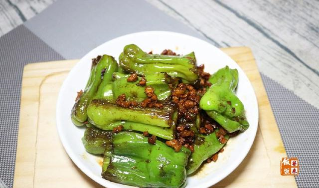 每次做两盘,我一个人就可以吃掉一大盘|青椒|肉末|虎皮_新浪新闻