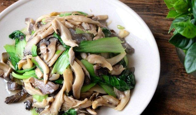 蘑菇油菜最搭配,简单一炒比肉香,成本也就五块钱|蘑菇|油菜|早餐_新浪