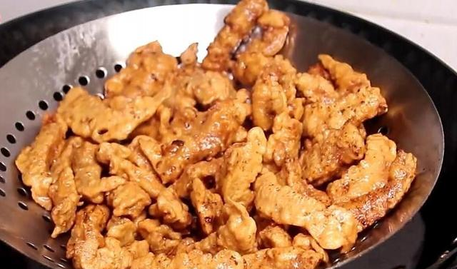 炸酥肉时，千万不要用面粉糊了，用它来代替面粉，才能更加的酥脆休闲区蓝鸢梦想 - Www.slyday.coM