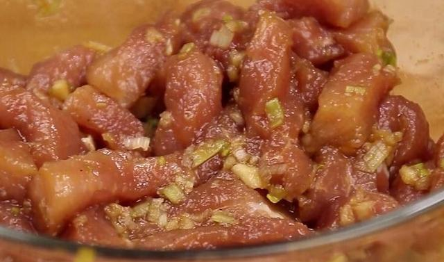 炸酥肉时，千万不要用面粉糊了，用它来代替面粉，才能更加的酥脆休闲区蓝鸢梦想 - Www.slyday.coM