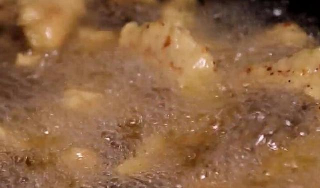 炸酥肉时，千万不要用面粉糊了，用它来代替面粉，才能更加的酥脆休闲区蓝鸢梦想 - Www.slyday.coM