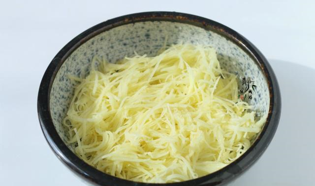 土豆这么做,柔软香嫩,是菜又是饭,快手早餐,选它没错休闲区蓝鸢梦想 - Www.slyday.coM 土豆这么做,柔软香嫩,是菜又是饭,快手早餐,选它没错休闲区蓝鸢梦想 - Www.slyday.coM