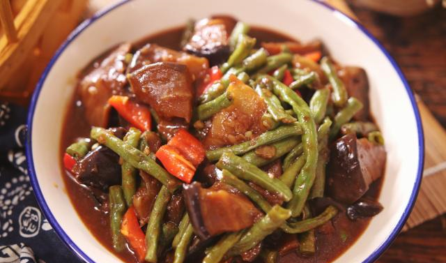 豆角茄子一锅炖好吃得让你多吃一碗饭夏季这么吃食欲大开