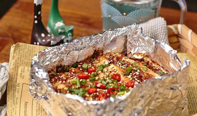 用锡纸折叠的简易小碗,吃完也不用刷盘子,太幸福了.