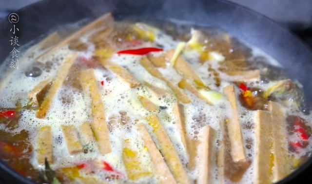 被人嫌弃的“边角料”,“大豆纤维”丰富,煮鱼吃特香,别不懂吃休闲区蓝鸢梦想 - Www.slyday.coM 被人嫌弃的“边角料”,“大豆纤维”丰富,煮鱼吃特香,别不懂吃休闲区蓝鸢梦想 - Www.slyday.coM