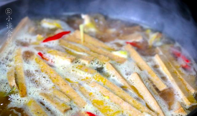 被人嫌弃的“边角料”,“大豆纤维”丰富,煮鱼吃特香,别不懂吃休闲区蓝鸢梦想 - Www.slyday.coM 被人嫌弃的“边角料”,“大豆纤维”丰富,煮鱼吃特香,别不懂吃休闲区蓝鸢梦想 - Www.slyday.coM