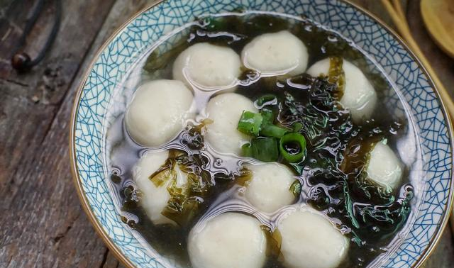 今天做了碗紫菜鱼丸汤,真是鲜上加鲜,鲜掉眉毛的,鱼丸q弹鲜咸,紫菜脆