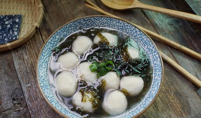 倒入适量清水,开火烧开然后放入鱼丸煮至沸腾【鱼丸紫菜汤】鱼丸10颗
