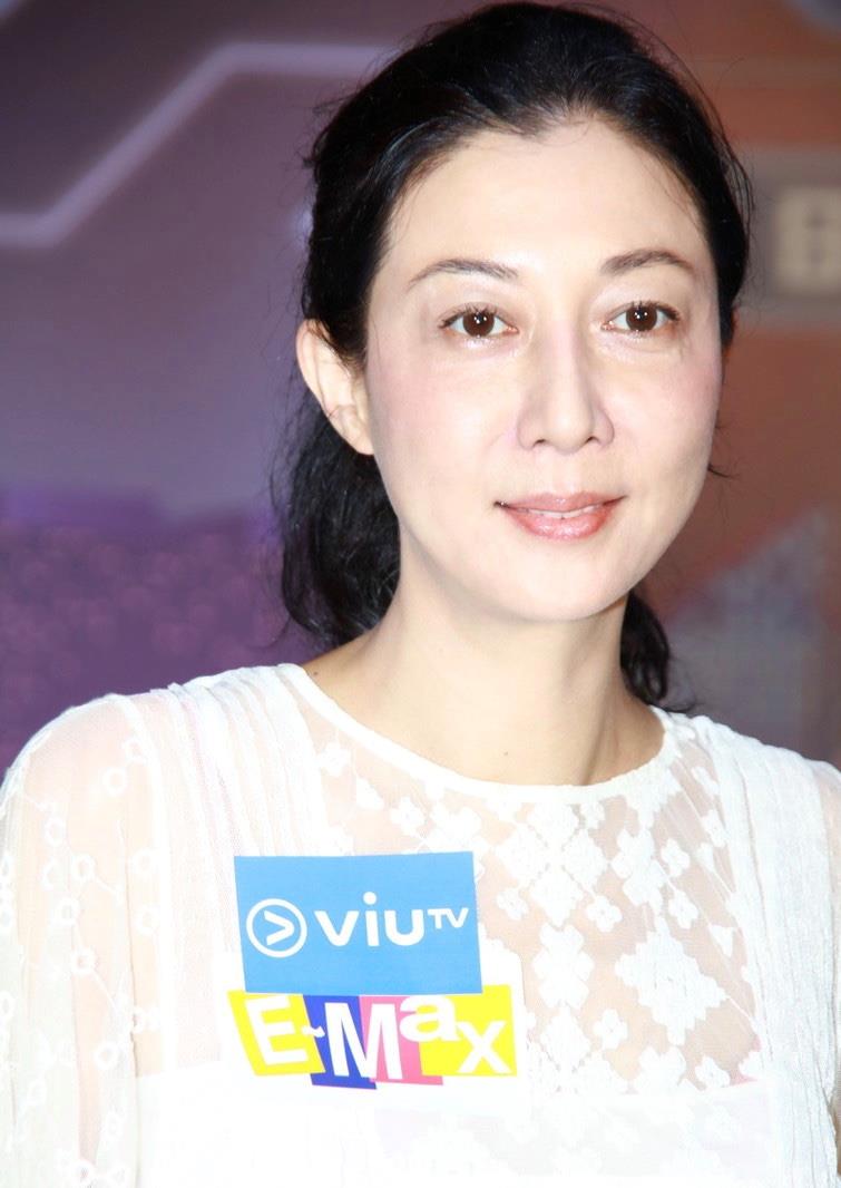 吴绮莉步入中年依旧风华绝代白色蕾丝上衣搭配牛仔短裤清新减龄