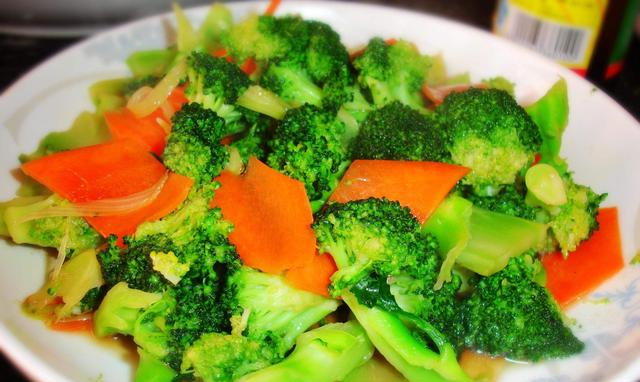 炒西兰花该先放油焯水还是先焯水后放油很多人做错难怪不好吃