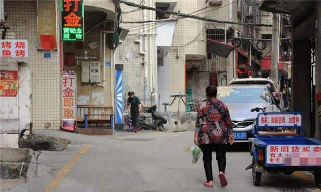 林萍君,我们今天要介绍的主角,因为在疫情早期的时候,主动为9栋楼的