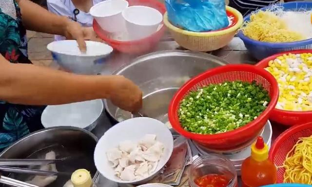 越南大妈街边卖小面，爽口的骨头汤底引来众多顾客，生意火爆