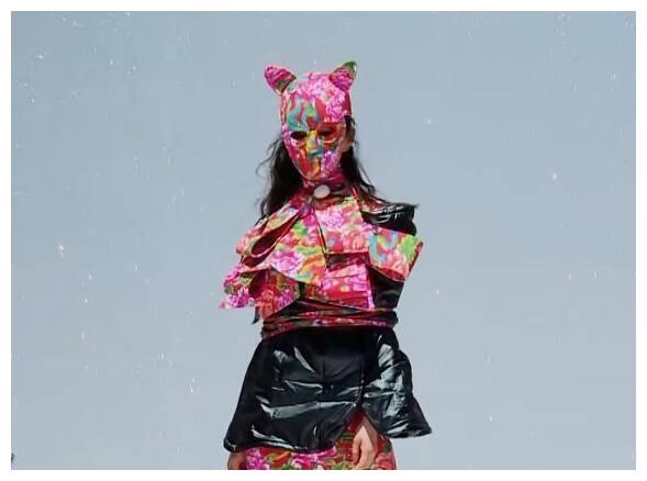 奔跑吧走秀女嘉宾都穿的很夸张看到baby不愧是节目的女mc