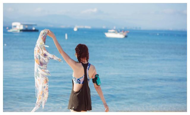 蔡少芬泳装畅游三亚晒s形身材与张晋未交往先提分手