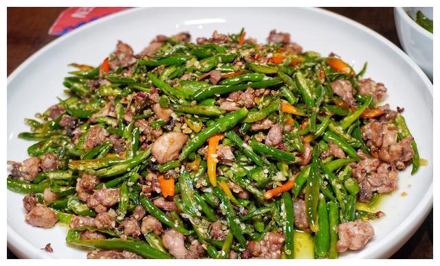 昆明商场里开农家乐?一只鸡做一盘尖椒鸡,从不卖小份很任性