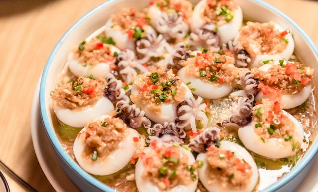 好东西当然要留到最后才强烈推荐啊,蒜蓉丝瓜蒸墨鱼仔,墨鱼仔最怕就是